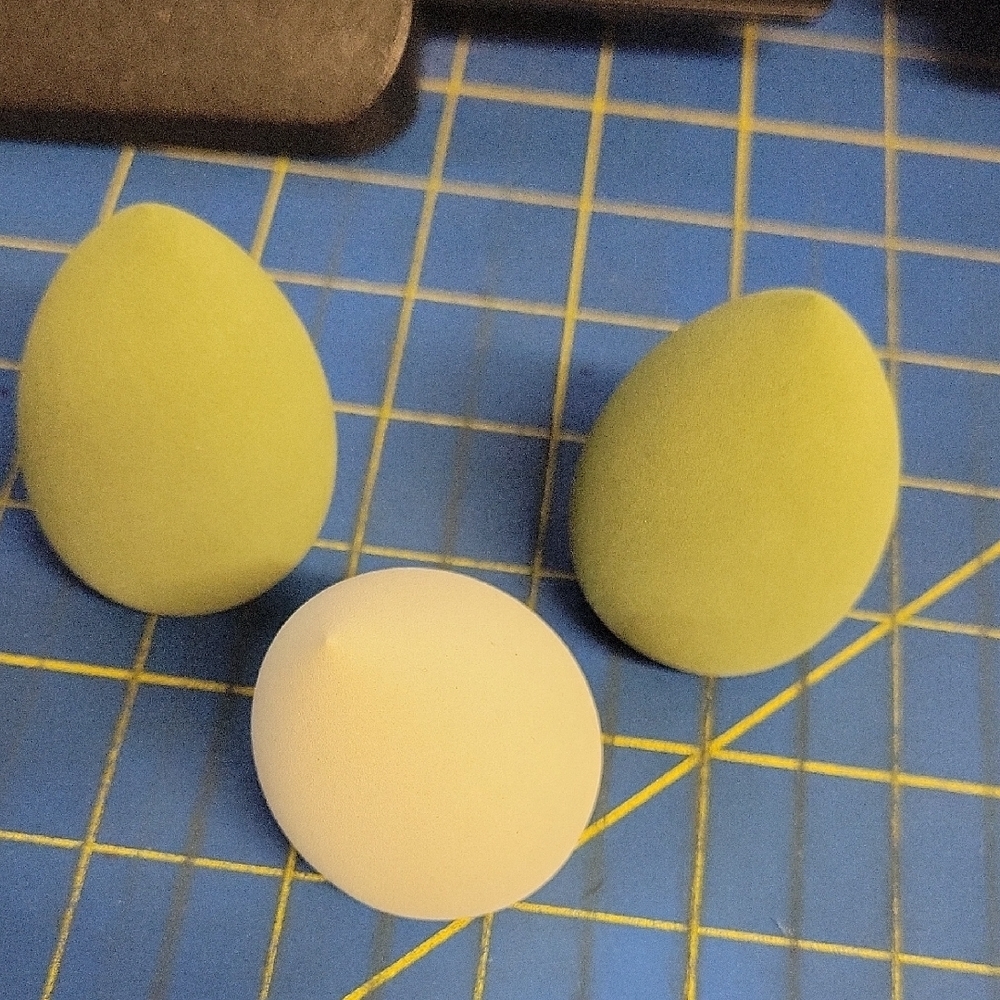 Set of 3 Makeup Sponges in Green and White New